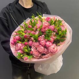 Букет из кустовых роз, альстромерии и фисташки