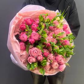 Букет из кустовых роз, альстромерии и фисташки