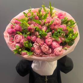 Букет из кустовых роз, альстромерии и фисташки