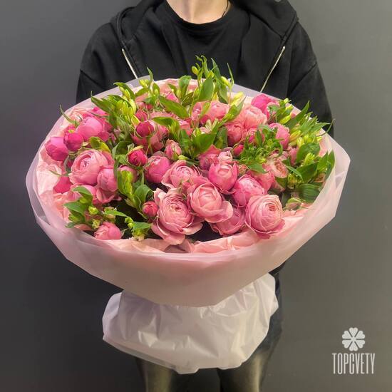 Букет из кустовых роз, альстромерии и фисташки