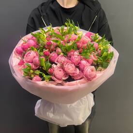 Букет из кустовых роз, альстромерии и фисташки