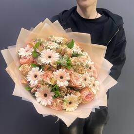 Букет из роз, гербер и астранции