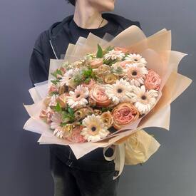 Букет из роз, гербер и астранции