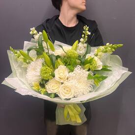 Букет из роз, антиринума и  хризантемы