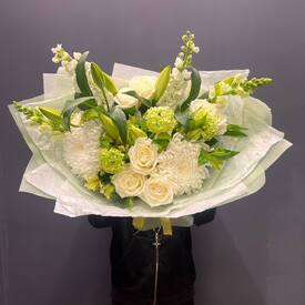 Букет из роз, антиринума и  хризантемы