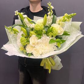 Букет из роз, антиринума и  хризантемы