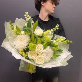 Букет из роз, антиринума и  хризантемы