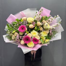 Букет из роз, гербер и хризантем