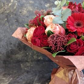 Букет из роз, гербер и альстромерий