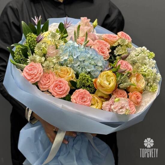 Букет из гортензии, роз и эустомы