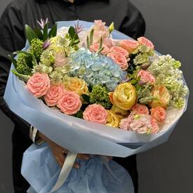 Букет из гортензии, роз и эустомы