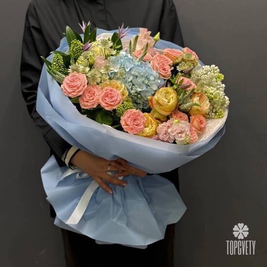 Букет из гортензии, роз и эустомы
