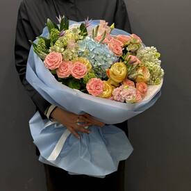 Букет из гортензии, роз и эустомы