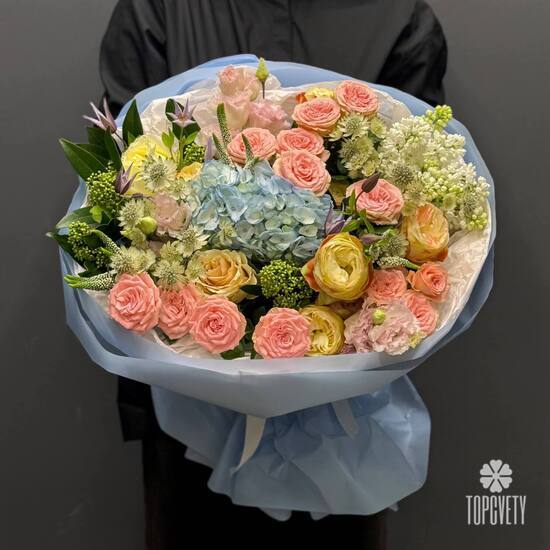 Букет из гортензии, роз и эустомы