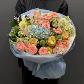 Букет из гортензии, роз и эустомы