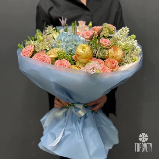 Букет из гортензии, роз и эустомы