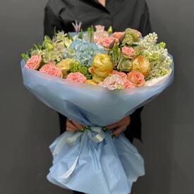 Букет из гортензии, роз и эустомы