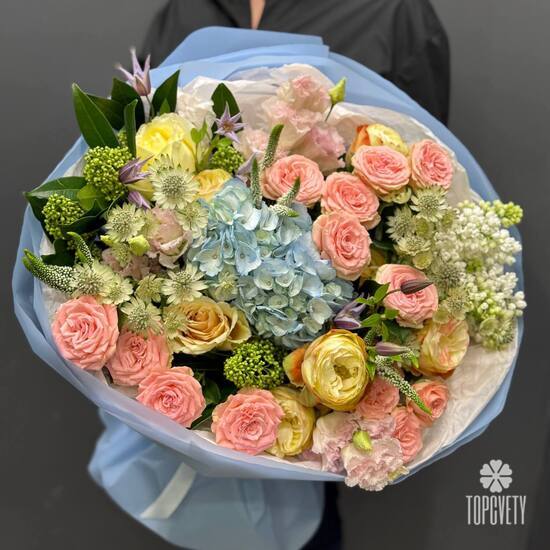 Букет из гортензии, роз и эустомы
