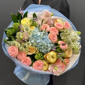 Букет из гортензии, роз и эустомы