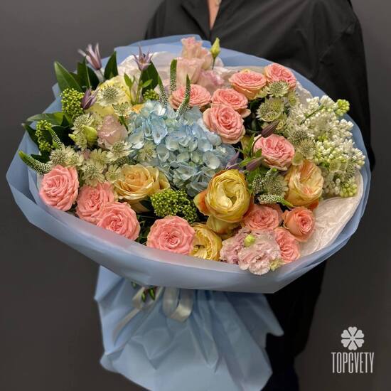 Букет из гортензии, роз и эустомы