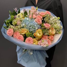 Букет из гортензии, роз и эустомы