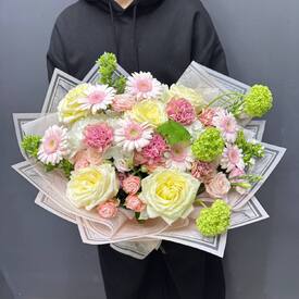 Букет из роз, гербер и эустомы