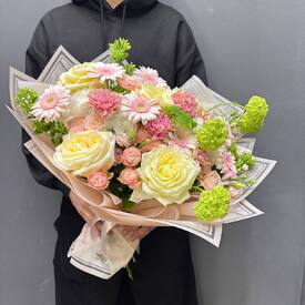 Букет из роз, гербер и эустомы