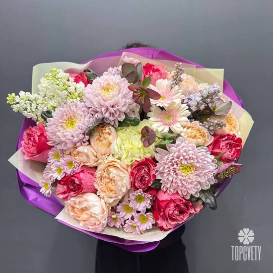 Букет из сирени, хелеборуса и гортензии