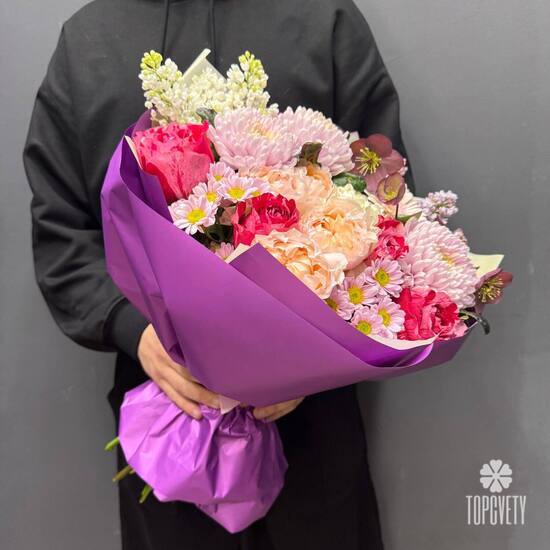 Букет из сирени, хелеборуса и гортензии