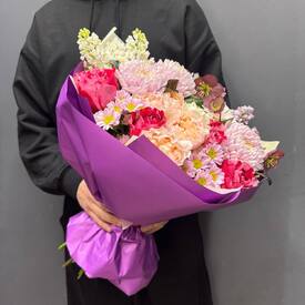 Букет из сирени, хелеборуса и гортензии