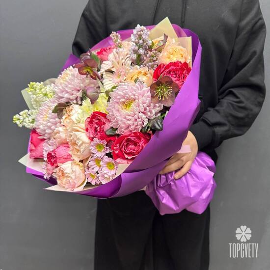 Букет из сирени, хелеборуса и гортензии