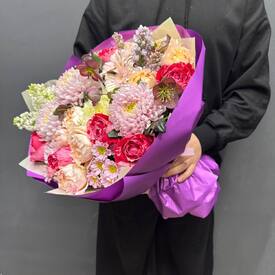 Букет из сирени, хелеборуса и гортензии