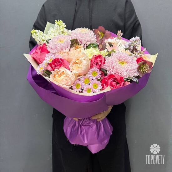 Букет из сирени, хелеборуса и гортензии