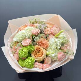 Букет из роз, гортензии и каллы