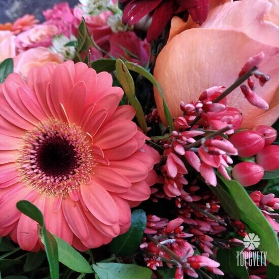 Букет из роз, хризантем и гербер 