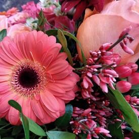 Букет из роз, хризантем и гербер 