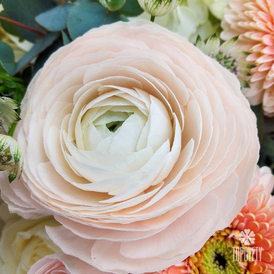 Букет из хризантем, роз и гортензий в корзине