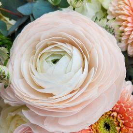 Букет из хризантем, роз и гортензий в корзине