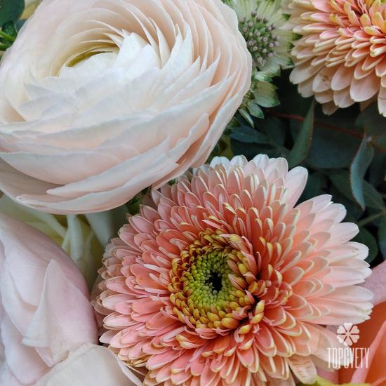 Букет из хризантем, роз и гортензий в корзине