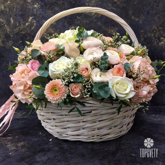 Букет из хризантем, роз и гортензий в корзине