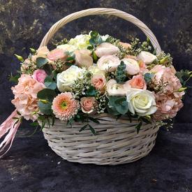 Букет из хризантем, роз и гортензий в корзине