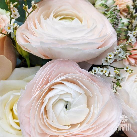 Букет из хризантем, роз и гортензий в корзине