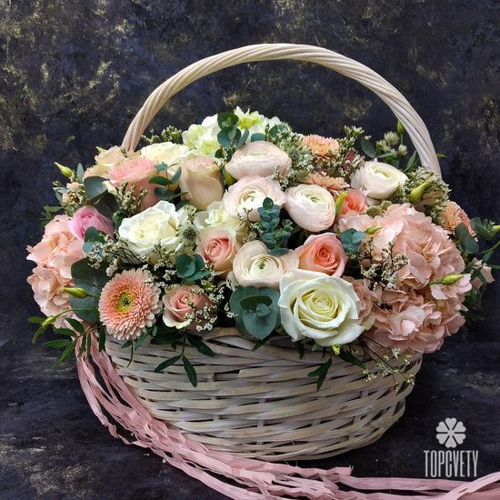 Букет из хризантем, роз и гортензий в корзине