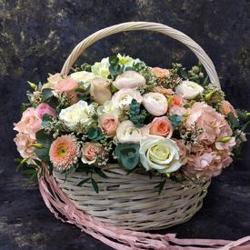 Букет из хризантем, роз и гортензий в корзине