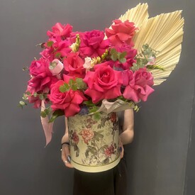 Композиция из роз, фрезии и эвкалипта
