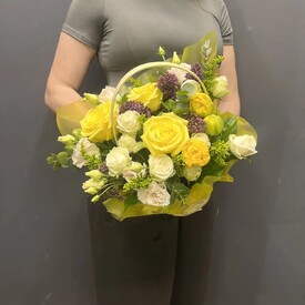 Композиция из роз, тюльпанов и эустомы