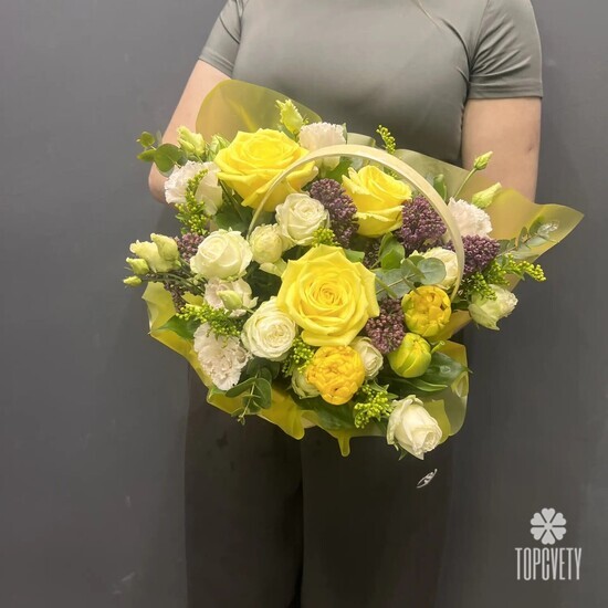 Композиция из роз, тюльпанов и эустомы