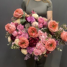 Композиция из пионов, кустовых роз и гвоздик