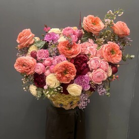 Композиция из пионов, кустовых роз и гвоздик