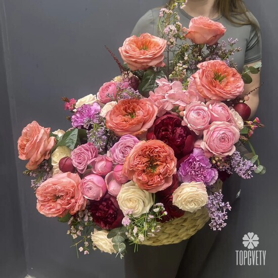 Композиция из пионов, кустовых роз и гвоздик